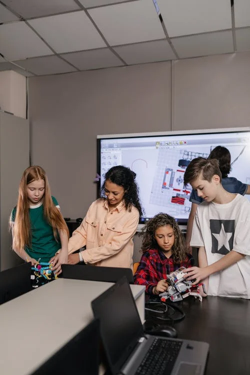 children in a coding class
