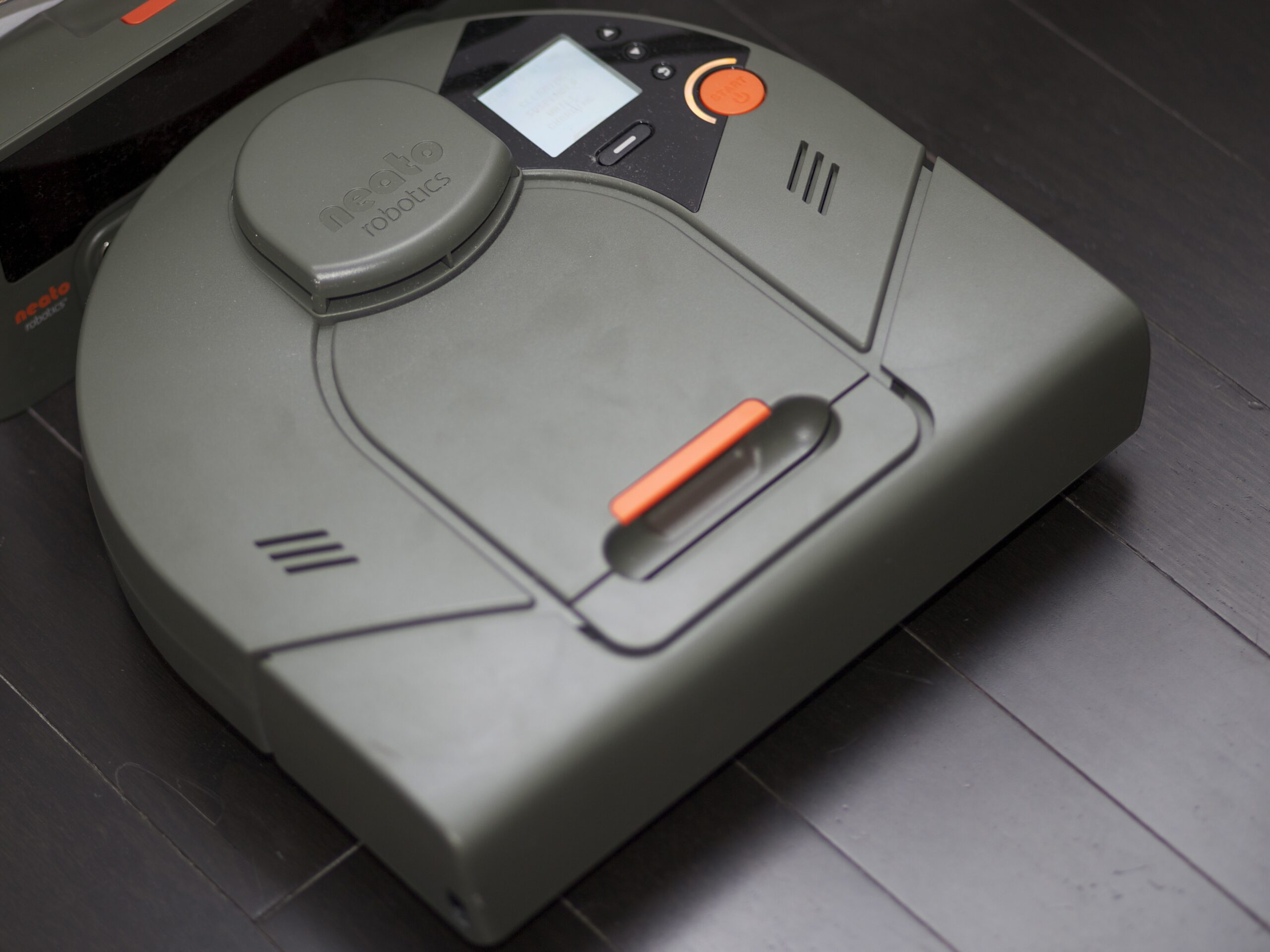 D-shape vacuum cleaner