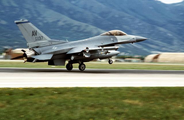 A right side view of a US Air Force F-16C Fighting Falcon aircraft of the 31st Fighter Wing landing